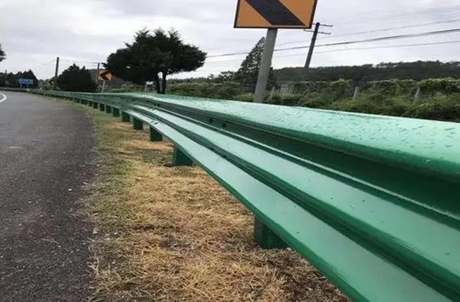 發電能力的道路隔離波形護欄板